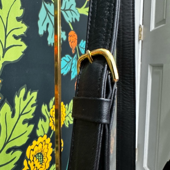 Vintage Valentino Garavani Black Leather Shoulder Bag with Gold Chain - Picture 8 of 14